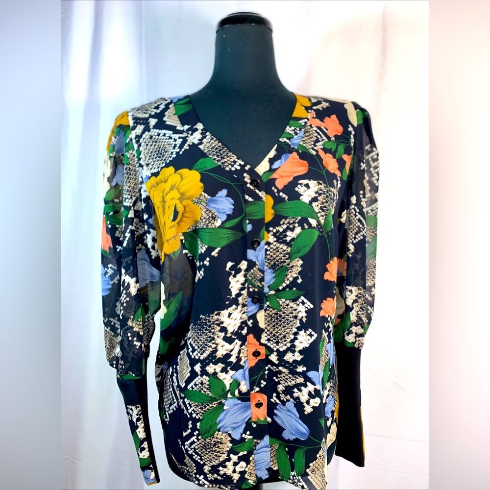 Cabi #3762 Womens Top Shirt Size M Black

"Snake Charmer" ALL-OVER Sheer Floral